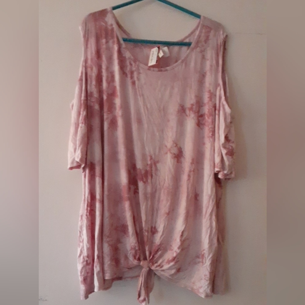 Plus size curvy Brand 5x summer top. Fun exposed shoulder and front tie.